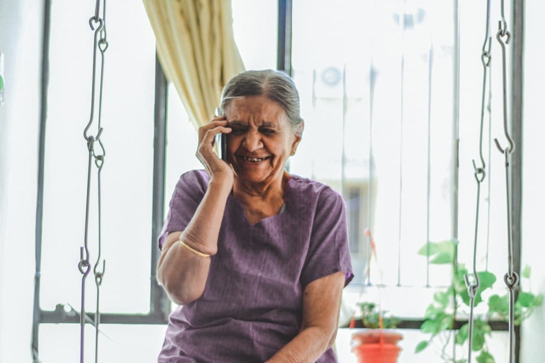 AI Scam Phone Calls: How to Spot Them (5 Warning Signs)